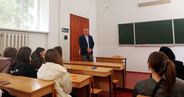 Про умови вступу розповідає завідувач навчальної лабораторії морфології та систематики рослин (гербарію) Р. Л. Яворівський